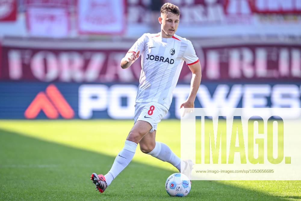 Maximilian Eggestein (SC Freiburg) in Aktion, am Ball, Einzelaktion waehrend des Spiels der 1. Bundesliga zwischen dem 1. FC Heidenheim 1846 und SC Freiburg, Voith-Arena am 21. September 2024 in Heidenheim, Deutschland. (Foto von Harry Langer DeFodi Images) +++ Maximilian Eggestein (SC Freiburg) controls the Ball during the Bundesliga match between 1. FC Heidenheim 1846 and SC Freiburg at Voith Arena on September 21, 2024 in Heidenheim, Germany. (Photo by Harry Langer DeFodi Images) DFL regulations prohibit any use of photographs as image sequences and or quasi-video. Defodi-541_FCHSCF20240920_024