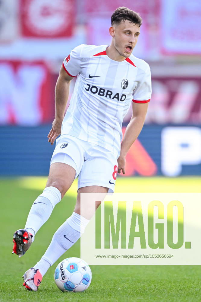 Maximilian Eggestein (SC Freiburg) in Aktion, am Ball, Einzelaktion waehrend des Spiels der 1. Bundesliga zwischen dem 1. FC Heidenheim 1846 und SC Freiburg, Voith-Arena am 21. September 2024 in Heidenheim, Deutschland. (Foto von Harry Langer DeFodi Images) +++ Maximilian Eggestein (SC Freiburg) controls the Ball during the Bundesliga match between 1. FC Heidenheim 1846 and SC Freiburg at Voith Arena on September 21, 2024 in Heidenheim, Germany. (Photo by Harry Langer DeFodi Images) DFL regulations prohibit any use of photographs as image sequences and or quasi-video. Defodi-541_FCHSCF20240920_025