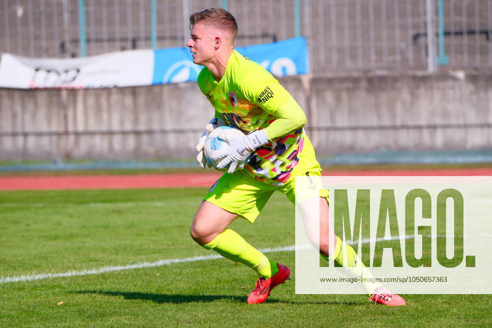 Finn Dahmen (1, FC Augsburg II) Halt den Ball sicher beim Spiel FC Augsburg II v Würzburger Kickers, Fußball, Herren, Regionalliga Bayern 2024 2025, 10.Spieltag am 21.09.2024 in Augsburg, Rosenaustadion. Bayern Deutschland