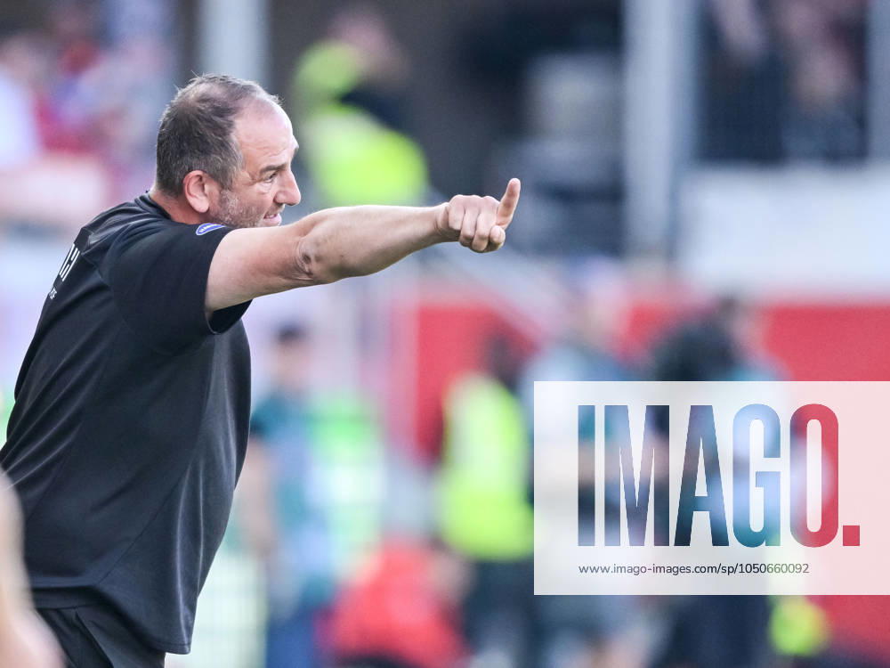Trainer Frank Schmidt (1.FC Heidenheim) gestikuliert, gestik waehrend des Spiels der 1. Bundesliga zwischen dem 1. FC Heidenheim 1846 und SC Freiburg, Voith-Arena am 21. September 2024 in Heidenheim, Deutschland. (Foto von Harry Langer DeFodi Images) +++ Trainer Frank Schmidt (1.FC Heidenheim) gestures during the Bundesliga match between 1. FC Heidenheim 1846 and SC Freiburg at Voith Arena on September 21, 2024 in Heidenheim, Germany. (Photo by Harry Langer DeFodi Images) DFL regulations prohibit any use of photographs as image sequences and or quasi-video. Defodi-541_FCHSCF20240920_039