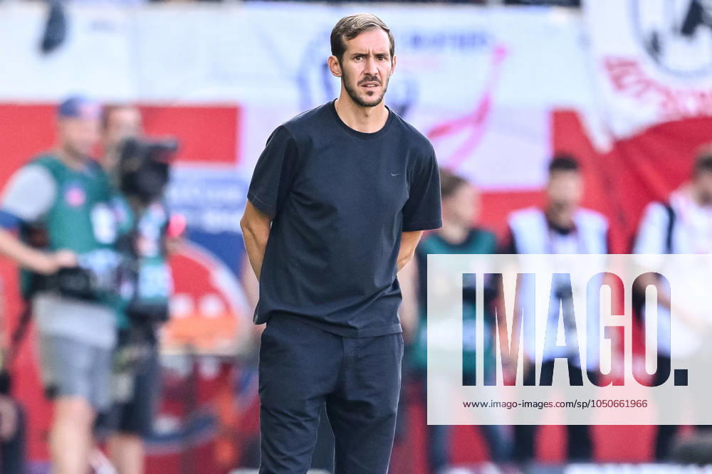 Trainer Julian Schuster(SC Freiburg) Schaut waehrend des Spiels der 1. Bundesliga zwischen dem 1. FC Heidenheim 1846 und SC Freiburg, Voith-Arena am 21. September 2024 in Heidenheim, Deutschland. (Foto von Harry Langer DeFodi Images) +++ Trainer Julian Schuster(SC Freiburg) Looks on during the Bundesliga match between 1. FC Heidenheim 1846 and SC Freiburg at Voith Arena on September 21, 2024 in Heidenheim, Germany. (Photo by Harry Langer DeFodi Images) DFL regulations prohibit any use of photographs as image sequences and or quasi-video. Defodi-541_FCHSCF20240920_059