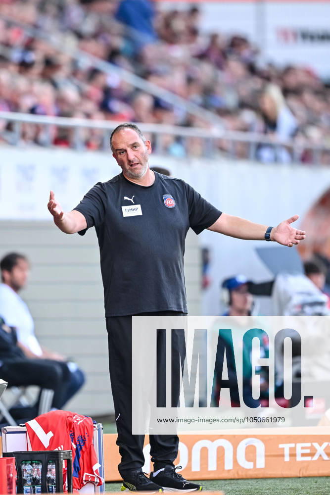 Trainer Frank Schmidt (1.FC Heidenheim) gestikuliert, gestik waehrend des Spiels der 1. Bundesliga zwischen dem 1. FC Heidenheim 1846 und SC Freiburg, Voith-Arena am 21. September 2024 in Heidenheim, Deutschland. (Foto von Harry Langer DeFodi Images) +++ Trainer Frank Schmidt (1.FC Heidenheim) gestures during the Bundesliga match between 1. FC Heidenheim 1846 and SC Freiburg at Voith Arena on September 21, 2024 in Heidenheim, Germany. (Photo by Harry Langer DeFodi Images) DFL regulations prohibit any use of photographs as image sequences and or quasi-video. Defodi-541_FCHSCF20240920_061