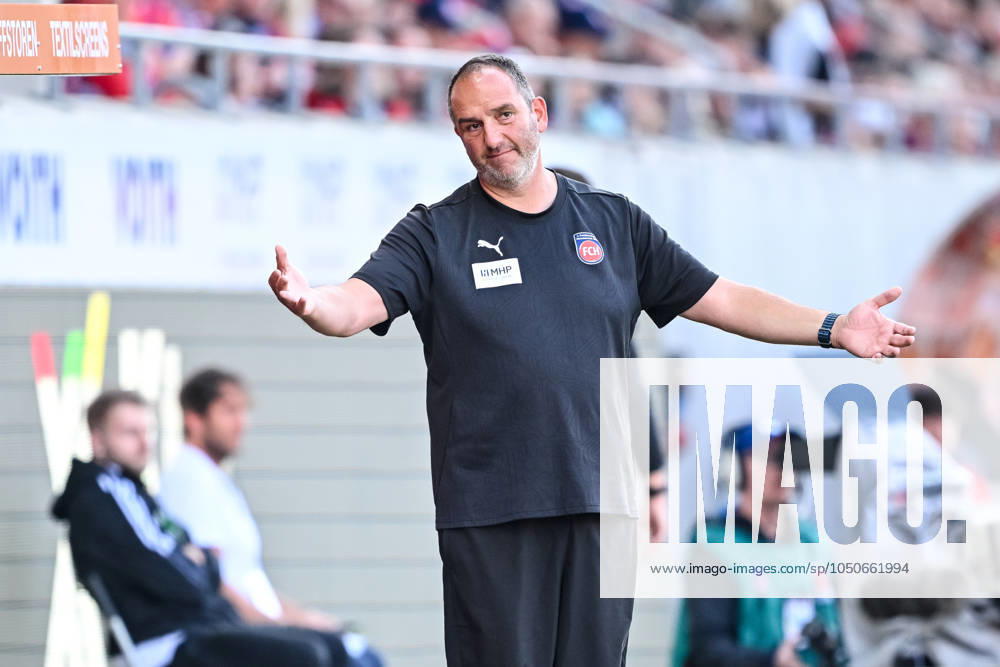 Trainer Frank Schmidt (1.FC Heidenheim) gestikuliert, gestik waehrend des Spiels der 1. Bundesliga zwischen dem 1. FC Heidenheim 1846 und SC Freiburg, Voith-Arena am 21. September 2024 in Heidenheim, Deutschland. (Foto von Harry Langer DeFodi Images) +++ Trainer Frank Schmidt (1.FC Heidenheim) gestures during the Bundesliga match between 1. FC Heidenheim 1846 and SC Freiburg at Voith Arena on September 21, 2024 in Heidenheim, Germany. (Photo by Harry Langer DeFodi Images) DFL regulations prohibit any use of photographs as image sequences and or quasi-video. Defodi-541_FCHSCF20240920_062