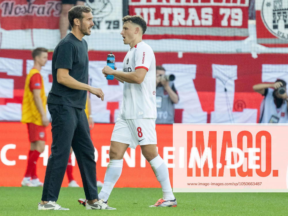 Julian Schuster (SC Freiburg, Trainer) nach Tor zum 0:3 durch Vincenzo Grifo (SC Freiburg, 32), mit Maximilan Eggestein (SC Freiburg, 08), GER, FC Heidenheim vs. SC Freiburg, Fussball, Bundesliga, 4. Spieltag, Spielzeit 2024 2025, 21.09.2024, DFL REGULATIONS PROHIBIT ANY USE OF PHOTOGRAPHS AS IMAGE SEQUENCES AND OR QUASI-VIDEO Eibner-Pressefoto Sascha Walther GER, FC Heidenheim vs. SC Freiburg, Fussball, Bundesliga, 4. Spieltag, Spielzeit 2024 2025, 21.09.2024 Heidenheim