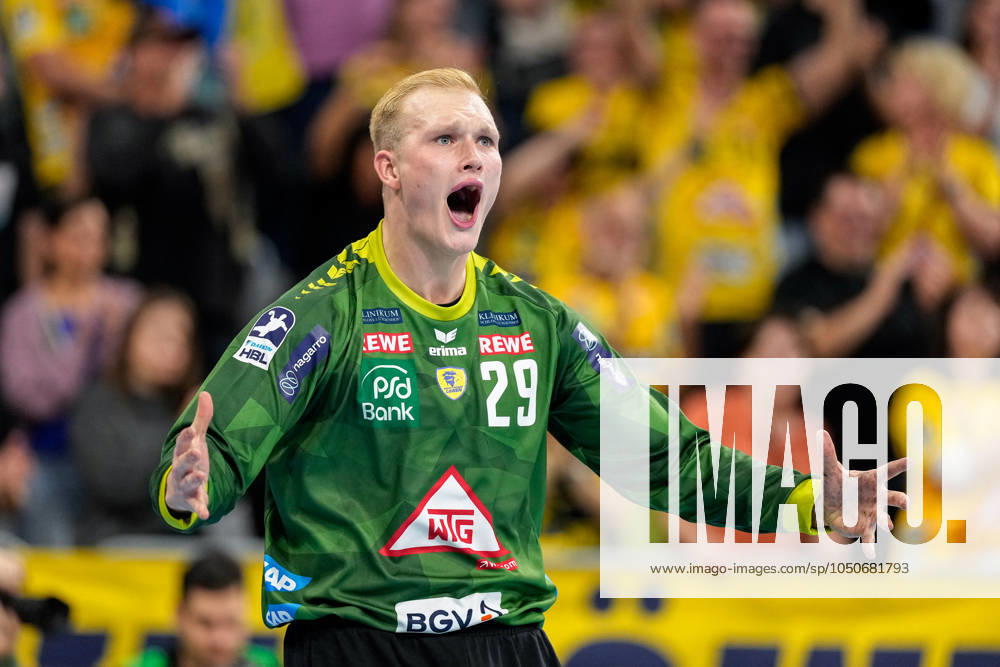 David Späth (Torwart, RNL, 29), Spieler der Rhein-Neckar-Löwen, Einzelbild, Einzelfoto, Jubel nach dem Schlusspfiff, Freude über den Sieg, Sieger, Gewinner, jubelt, jubeln, fröhlich, positiv, freut sich, freuen, optimistisch, Highlight, Action, Aktion, 21.09.2024, Mannheim (Deutschland), Handball, Bundesliga, Rhein-Neckar Löwen - MT Melsungen