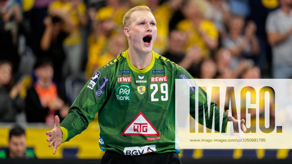 David Späth (Torwart, RNL, 29), Spieler der Rhein-Neckar-Löwen, Einzelbild, Einzelfoto, Jubel nach dem Schlusspfiff, Freude über den Sieg, Sieger, Gewinner, jubelt, jubeln, fröhlich, positiv, freut sich, freuen, optimistisch, Highlight, Action, Aktion, 21.09.2024, Mannheim (Deutschland), Handball, Bundesliga, Rhein-Neckar Löwen - MT Melsungen