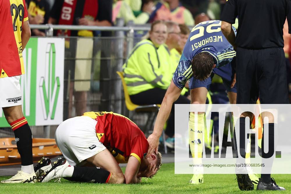 DEVENTER - (l-r) Joris Kramer of Go Ahead Eagles, Wout Weghorst of Ajax during the Dutch Eredivisie match between Go Ahead Eagles and Ajax at De Adelaarshorst on Sept. 21, 2024 in Deventer, Netherlands. ANP VINCENT JANNINK Dutch Eredivisie 2024 25 ANPxSportx IVx 509043015 originalFilename: 509043015