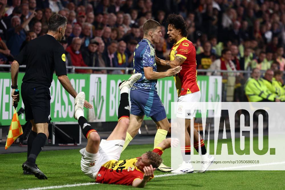 DEVENTER - (l-r) Joris Kramer of Go Ahead Eagles, Anton Gaaei of Ajax, Luca Everink of Go Ahead Eagles during the Dutch Eredivisie match between Go Ahead Eagles and Ajax at De Adelaarshorst on Sept. 21, 2024 in Deventer, Netherlands. ANP VINCENT JANNINK Dutch Eredivisie 2024 25 ANPxSportx IVx 509048214 originalFilename: 509048214