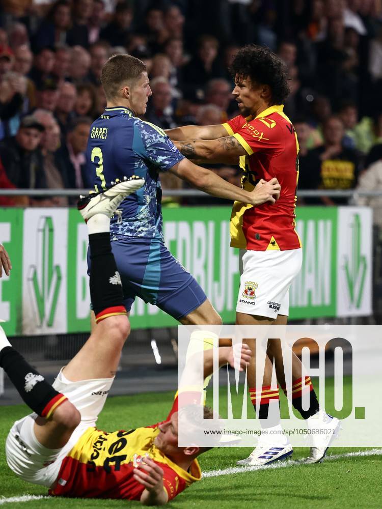 DEVENTER - (l-r) Joris Kramer of Go Ahead Eagles, Anton Gaaei of Ajax, Luca Everink of Go Ahead Eagles during the Dutch Eredivisie match between Go Ahead Eagles and Ajax at De Adelaarshorst on Sept. 21, 2024 in Deventer, Netherlands. ANP VINCENT JANNINK Dutch Eredivisie 2024 25 ANPxSportx IVx 509048258 originalFilename: 509048258