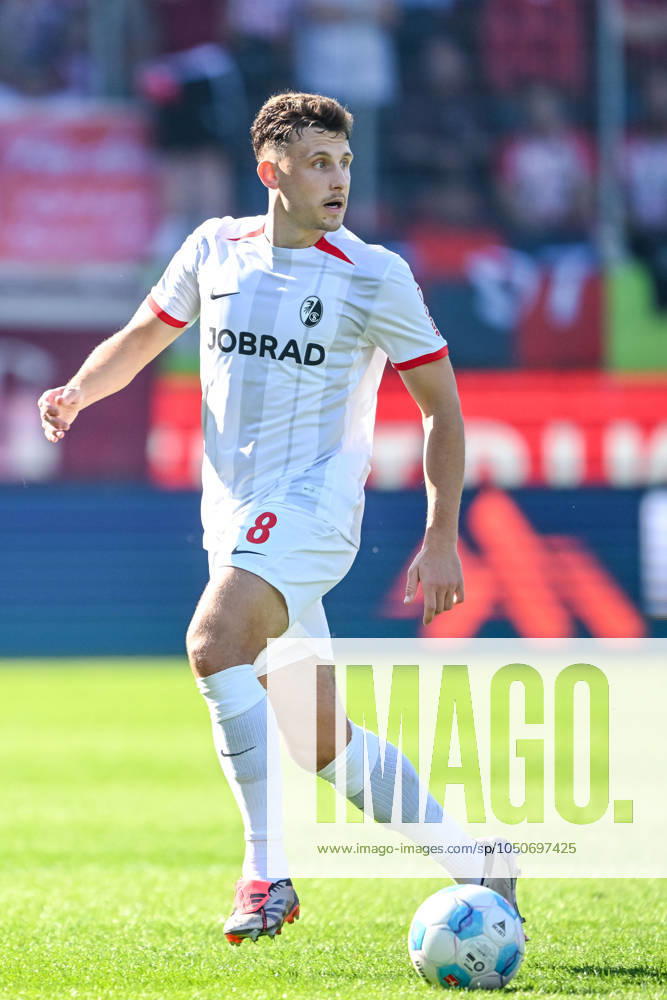 Maximilian Eggestein (SC Freiburg) in Aktion, am Ball, Einzelaktion waehrend des Spiels der 1. Bundesliga zwischen dem 1. FC Heidenheim 1846 und SC Freiburg, Voith-Arena am 21. September 2024 in Heidenheim, Deutschland. (Foto von Harry Langer DeFodi Images) +++ Maximilian Eggestein (SC Freiburg) controls the Ball during the Bundesliga match between 1. FC Heidenheim 1846 and SC Freiburg at Voith Arena on September 21, 2024 in Heidenheim, Germany. (Photo by Harry Langer DeFodi Images) DFL regulations prohibit any use of photographs as image sequences and or quasi-video. Defodi-541_FCHSCF20240920_158