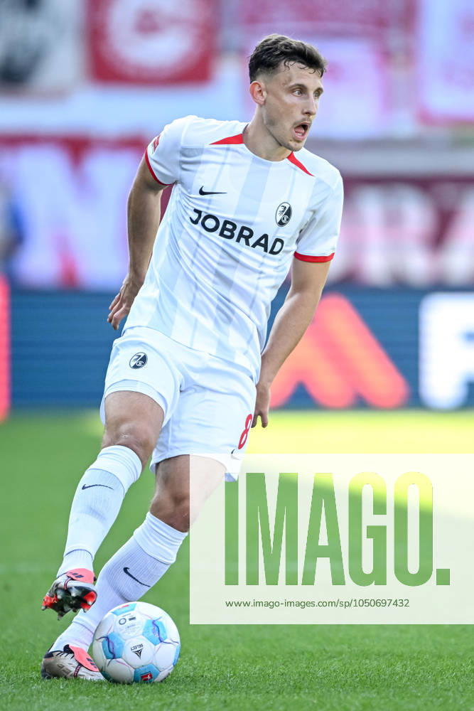 Maximilian Eggestein (SC Freiburg) in Aktion, am Ball, Einzelaktion waehrend des Spiels der 1. Bundesliga zwischen dem 1. FC Heidenheim 1846 und SC Freiburg, Voith-Arena am 21. September 2024 in Heidenheim, Deutschland. (Foto von Harry Langer DeFodi Images) +++ Maximilian Eggestein (SC Freiburg) controls the Ball during the Bundesliga match between 1. FC Heidenheim 1846 and SC Freiburg at Voith Arena on September 21, 2024 in Heidenheim, Germany. (Photo by Harry Langer DeFodi Images) DFL regulations prohibit any use of photographs as image sequences and or quasi-video. Defodi-541_FCHSCF20240920_162