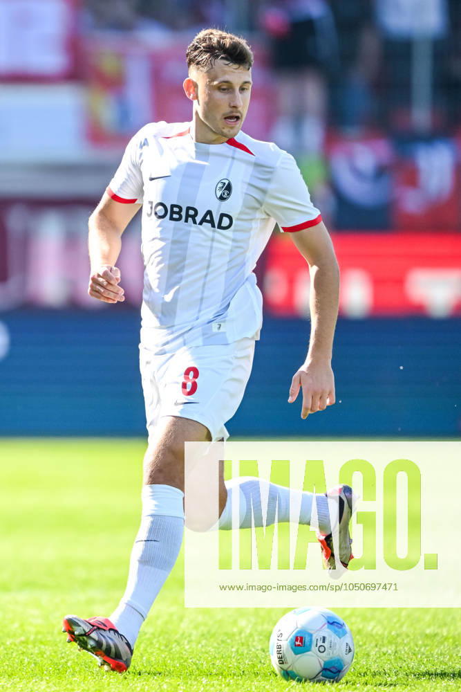 Maximilian Eggestein (SC Freiburg) in Aktion, am Ball, Einzelaktion waehrend des Spiels der 1. Bundesliga zwischen dem 1. FC Heidenheim 1846 und SC Freiburg, Voith-Arena am 21. September 2024 in Heidenheim, Deutschland. (Foto von Harry Langer DeFodi Images) +++ Maximilian Eggestein (SC Freiburg) controls the Ball during the Bundesliga match between 1. FC Heidenheim 1846 and SC Freiburg at Voith Arena on September 21, 2024 in Heidenheim, Germany. (Photo by Harry Langer DeFodi Images) DFL regulations prohibit any use of photographs as image sequences and or quasi-video. Defodi-541_FCHSCF20240920_159