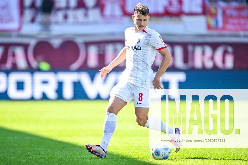 Maximilian Eggestein (SC Freiburg) in Aktion, am Ball, Einzelaktion waehrend des Spiels der 1. Bundesliga zwischen dem 1. FC Heidenheim 1846 und SC Freiburg, Voith-Arena am 21. September 2024 in Heidenheim, Deutschland. (Foto von Harry Langer DeFodi Images) +++ Maximilian Eggestein (SC Freiburg) controls the Ball during the Bundesliga match between 1. FC Heidenheim 1846 and SC Freiburg at Voith Arena on September 21, 2024 in Heidenheim, Germany. (Photo by Harry Langer DeFodi Images) DFL regulations prohibit any use of photographs as image sequences and or quasi-video. Defodi-541_FCHSCF20240920_160