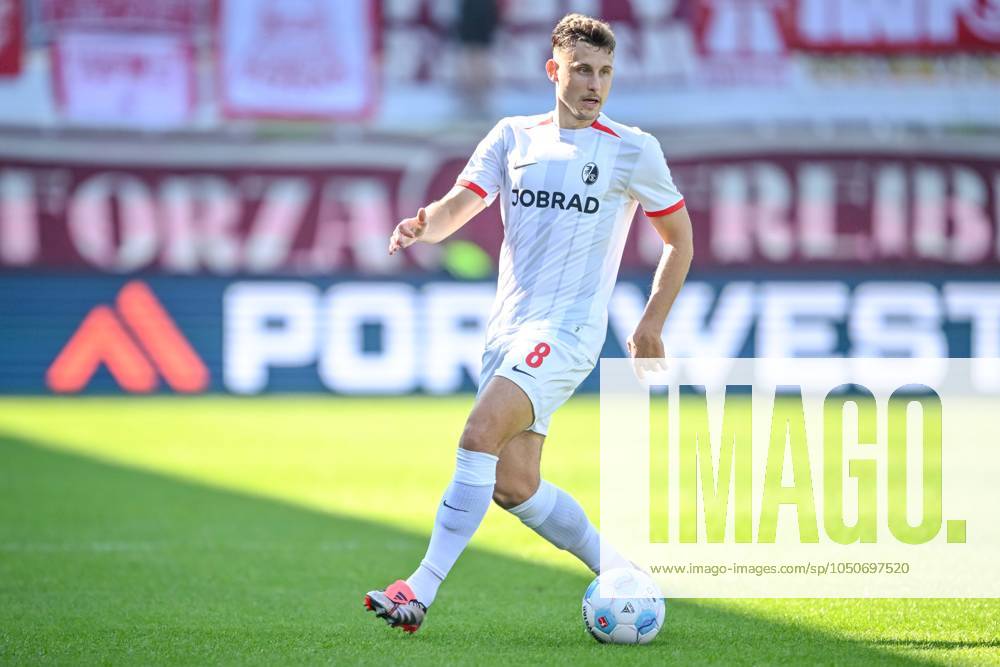 Maximilian Eggestein (SC Freiburg) in Aktion, am Ball, Einzelaktion waehrend des Spiels der 1. Bundesliga zwischen dem 1. FC Heidenheim 1846 und SC Freiburg, Voith-Arena am 21. September 2024 in Heidenheim, Deutschland. (Foto von Harry Langer DeFodi Images) +++ Maximilian Eggestein (SC Freiburg) controls the Ball during the Bundesliga match between 1. FC Heidenheim 1846 and SC Freiburg at Voith Arena on September 21, 2024 in Heidenheim, Germany. (Photo by Harry Langer DeFodi Images) DFL regulations prohibit any use of photographs as image sequences and or quasi-video. Defodi-541_FCHSCF20240920_161