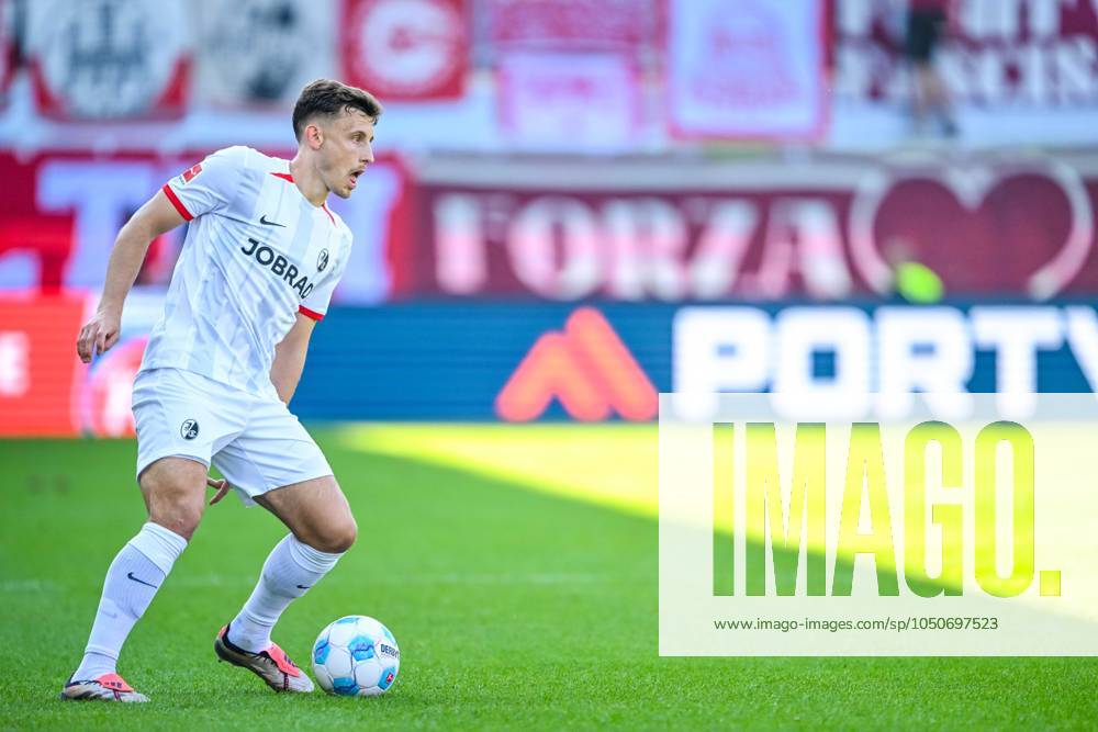 Maximilian Eggestein (SC Freiburg) in Aktion, am Ball, Einzelaktion waehrend des Spiels der 1. Bundesliga zwischen dem 1. FC Heidenheim 1846 und SC Freiburg, Voith-Arena am 21. September 2024 in Heidenheim, Deutschland. (Foto von Harry Langer DeFodi Images) +++ Maximilian Eggestein (SC Freiburg) controls the Ball during the Bundesliga match between 1. FC Heidenheim 1846 and SC Freiburg at Voith Arena on September 21, 2024 in Heidenheim, Germany. (Photo by Harry Langer DeFodi Images) DFL regulations prohibit any use of photographs as image sequences and or quasi-video. Defodi-541_FCHSCF20240920_164