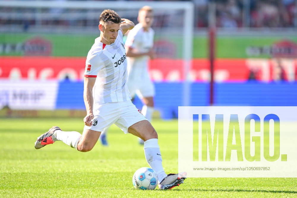 Maximilian Eggestein (SC Freiburg) in Aktion, am Ball, Einzelaktion waehrend des Spiels der 1. Bundesliga zwischen dem 1. FC Heidenheim 1846 und SC Freiburg, Voith-Arena am 21. September 2024 in Heidenheim, Deutschland. (Foto von Harry Langer DeFodi Images) +++ Maximilian Eggestein (SC Freiburg) controls the Ball during the Bundesliga match between 1. FC Heidenheim 1846 and SC Freiburg at Voith Arena on September 21, 2024 in Heidenheim, Germany. (Photo by Harry Langer DeFodi Images) DFL regulations prohibit any use of photographs as image sequences and or quasi-video. Defodi-541_FCHSCF20240920_189