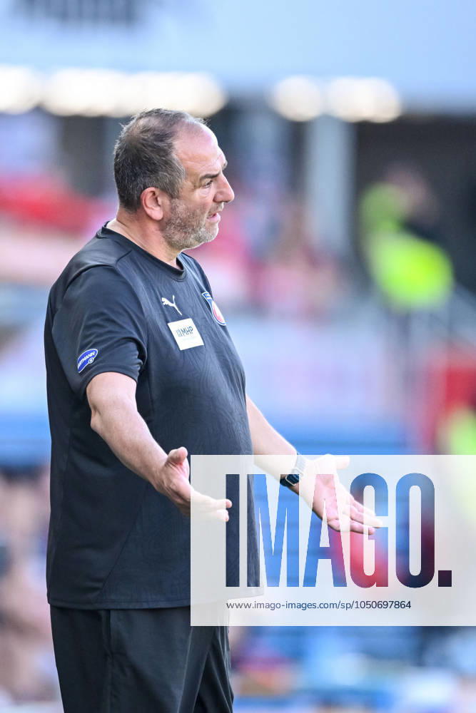 Trainer Frank Schmidt (1.FC Heidenheim) gestikuliert, gestik waehrend des Spiels der 1. Bundesliga zwischen dem 1. FC Heidenheim 1846 und SC Freiburg, Voith-Arena am 21. September 2024 in Heidenheim, Deutschland. (Foto von Harry Langer DeFodi Images) +++ Trainer Frank Schmidt (1.FC Heidenheim) gestures during the Bundesliga match between 1. FC Heidenheim 1846 and SC Freiburg at Voith Arena on September 21, 2024 in Heidenheim, Germany. (Photo by Harry Langer DeFodi Images) DFL regulations prohibit any use of photographs as image sequences and or quasi-video. Defodi-541_FCHSCF20240920_224