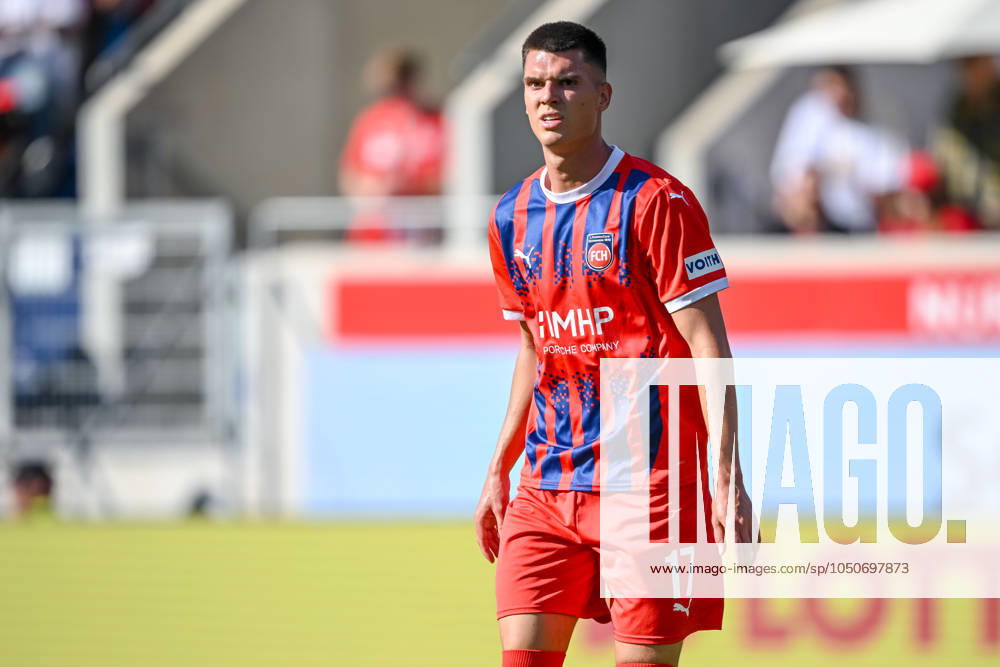 Mathias Honsak (1.FC Heidenheim) Schaut waehrend des Spiels der 1. Bundesliga zwischen dem 1. FC Heidenheim 1846 und SC Freiburg, Voith-Arena am 21. September 2024 in Heidenheim, Deutschland. (Foto von Harry Langer DeFodi Images) +++ Mathias Honsak (1.FC Heidenheim) Looks on during the Bundesliga match between 1. FC Heidenheim 1846 and SC Freiburg at Voith Arena on September 21, 2024 in Heidenheim, Germany. (Photo by Harry Langer DeFodi Images) DFL regulations prohibit any use of photographs as image sequences and or quasi-video. Defodi-541_FCHSCF20240920_187
