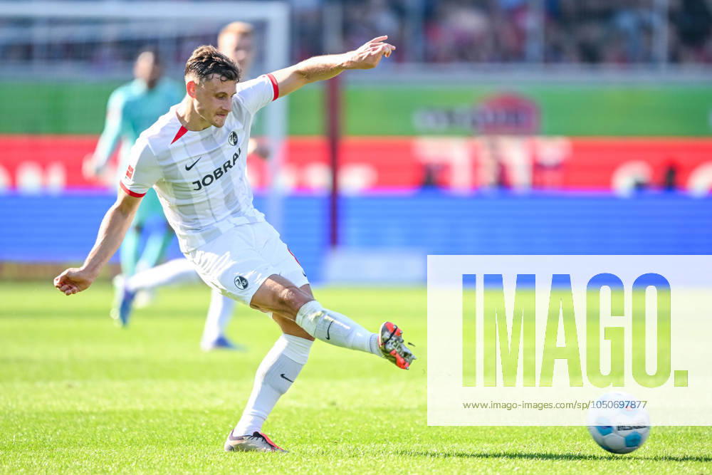 Maximilian Eggestein (SC Freiburg) in Aktion, am Ball, Einzelaktion waehrend des Spiels der 1. Bundesliga zwischen dem 1. FC Heidenheim 1846 und SC Freiburg, Voith-Arena am 21. September 2024 in Heidenheim, Deutschland. (Foto von Harry Langer DeFodi Images) +++ Maximilian Eggestein (SC Freiburg) controls the Ball during the Bundesliga match between 1. FC Heidenheim 1846 and SC Freiburg at Voith Arena on September 21, 2024 in Heidenheim, Germany. (Photo by Harry Langer DeFodi Images) DFL regulations prohibit any use of photographs as image sequences and or quasi-video. Defodi-541_FCHSCF20240920_190