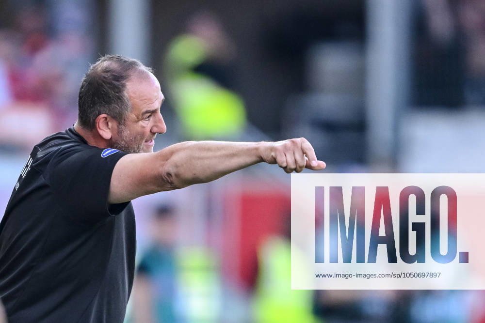 Trainer Frank Schmidt (1.FC Heidenheim) gestikuliert, gestik waehrend des Spiels der 1. Bundesliga zwischen dem 1. FC Heidenheim 1846 und SC Freiburg, Voith-Arena am 21. September 2024 in Heidenheim, Deutschland. (Foto von Harry Langer DeFodi Images) +++ Trainer Frank Schmidt (1.FC Heidenheim) gestures during the Bundesliga match between 1. FC Heidenheim 1846 and SC Freiburg at Voith Arena on September 21, 2024 in Heidenheim, Germany. (Photo by Harry Langer DeFodi Images) DFL regulations prohibit any use of photographs as image sequences and or quasi-video. Defodi-541_FCHSCF20240920_222