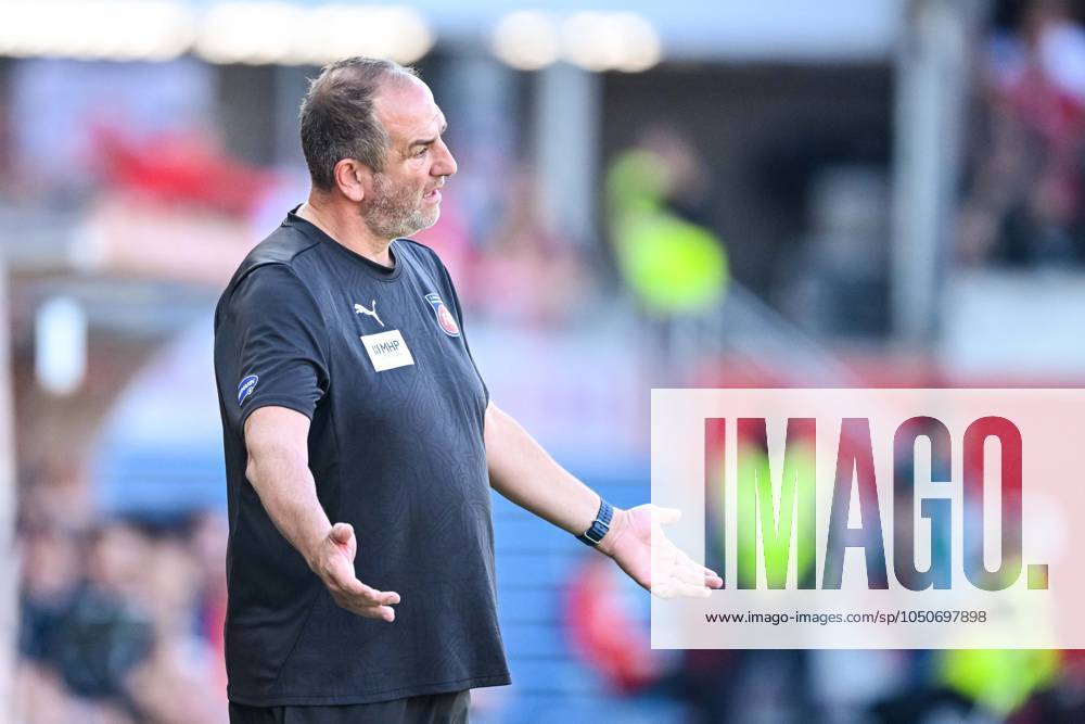 Trainer Frank Schmidt (1.FC Heidenheim) gestikuliert, gestik waehrend des Spiels der 1. Bundesliga zwischen dem 1. FC Heidenheim 1846 und SC Freiburg, Voith-Arena am 21. September 2024 in Heidenheim, Deutschland. (Foto von Harry Langer DeFodi Images) +++ Trainer Frank Schmidt (1.FC Heidenheim) gestures during the Bundesliga match between 1. FC Heidenheim 1846 and SC Freiburg at Voith Arena on September 21, 2024 in Heidenheim, Germany. (Photo by Harry Langer DeFodi Images) DFL regulations prohibit any use of photographs as image sequences and or quasi-video. Defodi-541_FCHSCF20240920_223