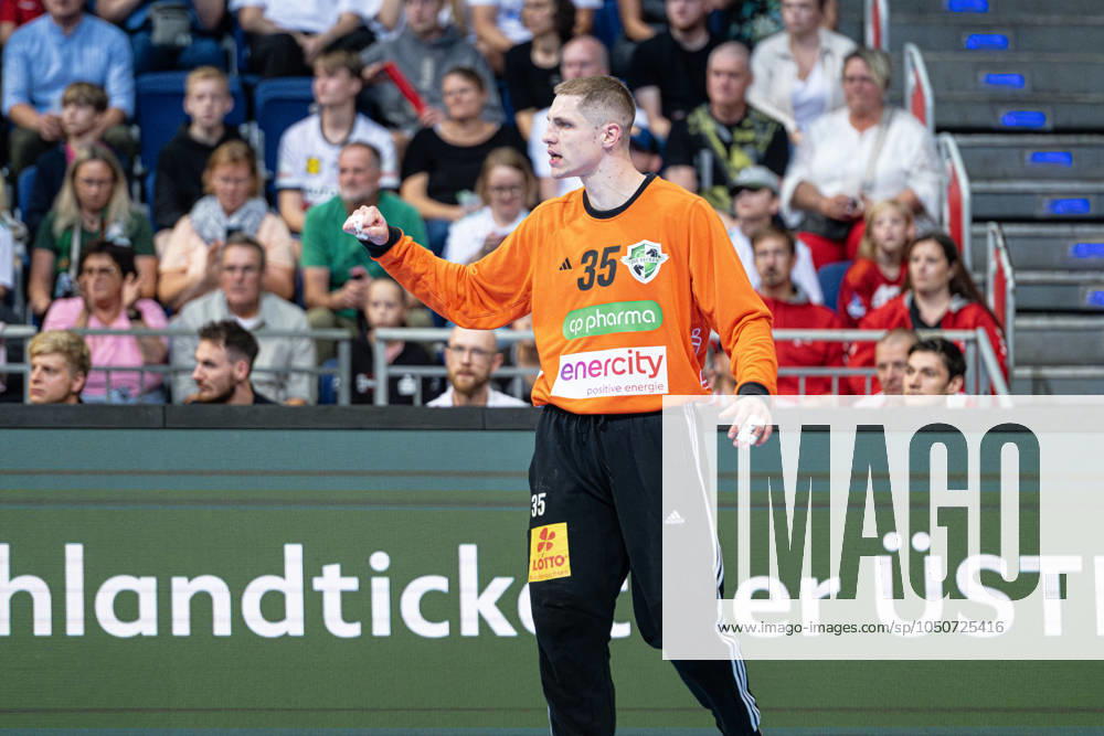 Joel Birlehm (TSV Hannover-Burgdorf, Nr. 35) (v.l.), TSV Hannover-Burgdorf (weiss) gegen Füchse Berlin (pink) am 3. Spieltag der Saison 2024 2025 in der DAIKIN Handball-Bundesliga (22.09.2024, ZAG Arena (Hannover, GER),