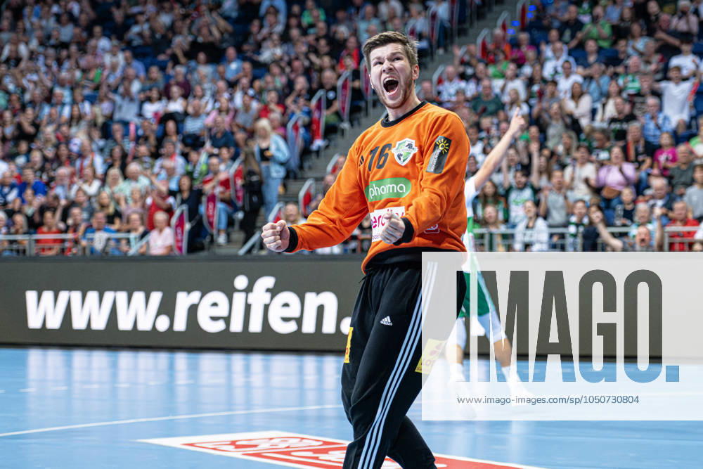 Simon Gade (TSV Hannover-Burgdorf, Nr. 16) (v.l.), TSV Hannover-Burgdorf (weiss) gegen Füchse Berlin (pink) am 3. Spieltag der Saison 2024 2025 in der DAIKIN Handball-Bundesliga (22.09.2024, ZAG Arena (Hannover, GER),