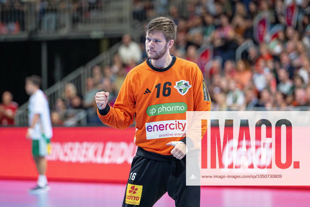 Simon Gade (TSV Hannover-Burgdorf, Nr. 16) (v.l.), TSV Hannover-Burgdorf (weiss) gegen Füchse Berlin (pink) am 3. Spieltag der Saison 2024 2025 in der DAIKIN Handball-Bundesliga (22.09.2024, ZAG Arena (Hannover, GER),