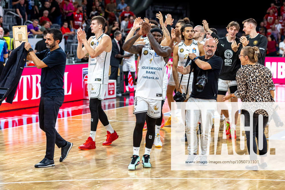 Team, Mannschaft, jubelt, Jubel, positive Emotionen, positive Emotion, Spielende, Bamberg Baskets vs. Basketball Loewen Braunschweig, Basketball, easyCredit BBL, 1. Spieltag, 22.09.2024 Bamberg Baskets vs. Basketball Loewen Braunschweig, Basketball, easyCredit BBL, 1. Spieltag, 22.09.2024 Bamberg