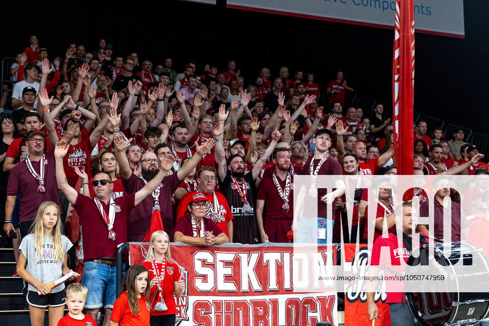 Fan, Fans, Zuschauer, jubelt, Jubel, positive Emotionen, positive Emotion, Sektion Suedblock. Bamberg Baskets vs. Basketball Loewen Braunschweig, Basketball, easyCredit BBL, 1. Spieltag, 22.09.2024 Bamberg Baskets vs. Basketball Loewen Braunschweig, Basketball, easyCredit BBL, 1. Spieltag, 22.09.2024 Bamberg