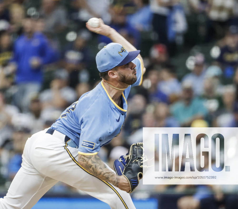 Milwaukee Brewers relief pitcher DL Hall throws in the fifth inning of the MLB, Baseball Herren, USA game between the Arizona Diamondbacks and the Milwaukee Brewers at American Family Field in Milwaukee, Wisconsin on Sunday, September 22, 2024. MIL20240922824 TANNENxMAURY