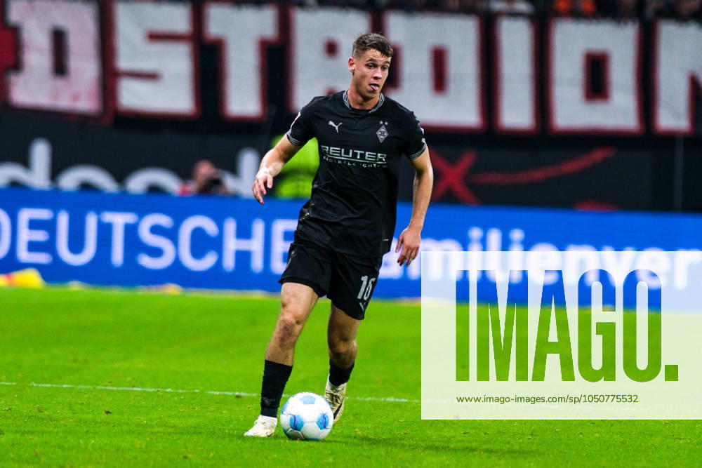 Philipp Sander (Borussia Mönchengladbach, 16) am Ball, GER, Eintracht Frankfurt vs. Borussia Moenchengladbach, Fussball, 1. Bundesliga, 4. Spieltag, Saison 2024 2025, 21.09.2024. DFL REGULATIONS PROHIBIT ANY USE OF PHOTOGRAPHS as IMAGE SEQUENCES and or QUASI-VIDEO. GER, Eintracht Frankfurt vs. Borussia Moenchengladbach, Fussball, 1. Bundesliga, 4. Spieltag, Saison 2024 2025, 21.09.2024. Frankfurt