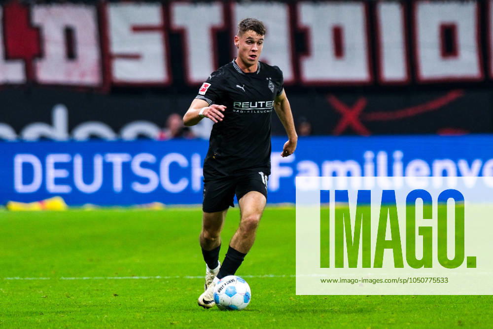 Philipp Sander (Borussia Mönchengladbach, 16) am Ball, GER, Eintracht Frankfurt vs. Borussia Moenchengladbach, Fussball, 1. Bundesliga, 4. Spieltag, Saison 2024 2025, 21.09.2024. DFL REGULATIONS PROHIBIT ANY USE OF PHOTOGRAPHS as IMAGE SEQUENCES and or QUASI-VIDEO. GER, Eintracht Frankfurt vs. Borussia Moenchengladbach, Fussball, 1. Bundesliga, 4. Spieltag, Saison 2024 2025, 21.09.2024. Frankfurt