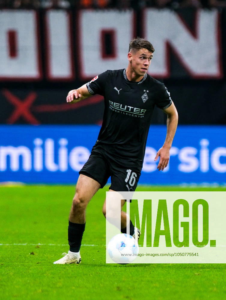 Philipp Sander (Borussia Mönchengladbach, 16) am Ball, GER, Eintracht Frankfurt vs. Borussia Moenchengladbach, Fussball, 1. Bundesliga, 4. Spieltag, Saison 2024 2025, 21.09.2024. DFL REGULATIONS PROHIBIT ANY USE OF PHOTOGRAPHS as IMAGE SEQUENCES and or QUASI-VIDEO. GER, Eintracht Frankfurt vs. Borussia Moenchengladbach, Fussball, 1. Bundesliga, 4. Spieltag, Saison 2024 2025, 21.09.2024. Frankfurt