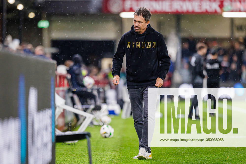 Thomas Stamm (SG Dynamo Dresden, Cheftrainer) GER, SC Verl vs. SG Dynamo Dresden, Fussball, 3. Liga, 7. Spieltag, Spielzeit 2024 2025, 25.09.2024 DFL Regulations prohibit any use of photographers as image sequences and or quasi-video. GER, SC Verl vs. SG Dynamo Dresden, Fussball, 3. Liga, 7. Spieltag, Spielzeit 2024 2025, 25.09.2024 Verl