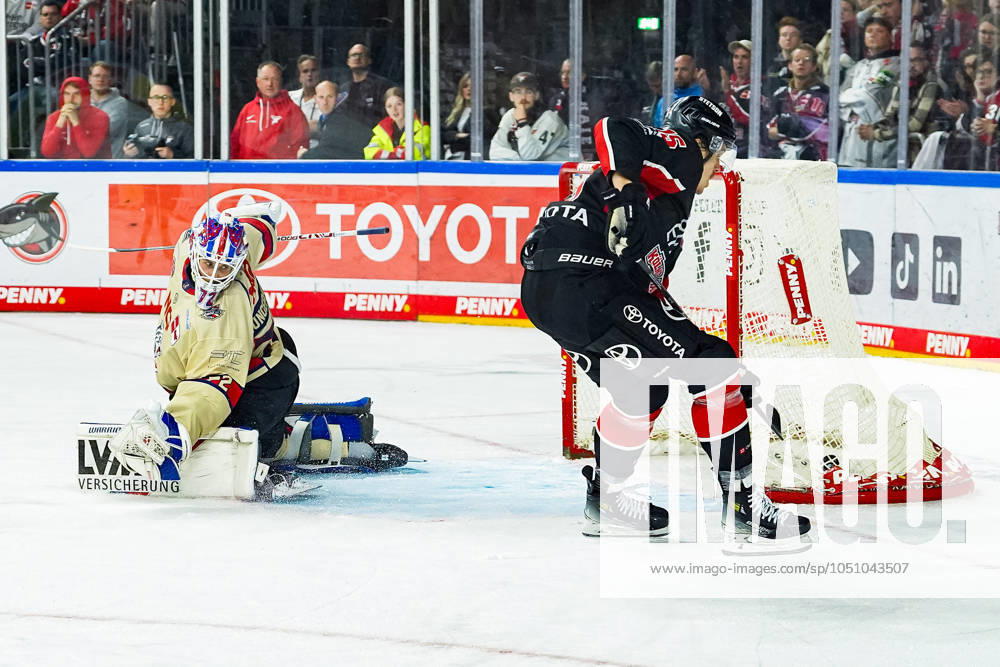 Eishockey Penny-DEL 3.Spieltag Kölner Haie - Nürnberg Ice Tigers am 27.09.2024 in der Lanxess Arena in Köln Louis-Marc Aubry ( Köln ), rechts - erzielt den Treffer zum 5:4 in Unterzahl Gemäß den Vorgaben der DEL Deutsche Eishockey Liga ist die Publikation und Weiterverwertung der Aufnahmen in elektronischen Medien und Endgeräten aller Art während des laufenden Spiels nicht zulässig.