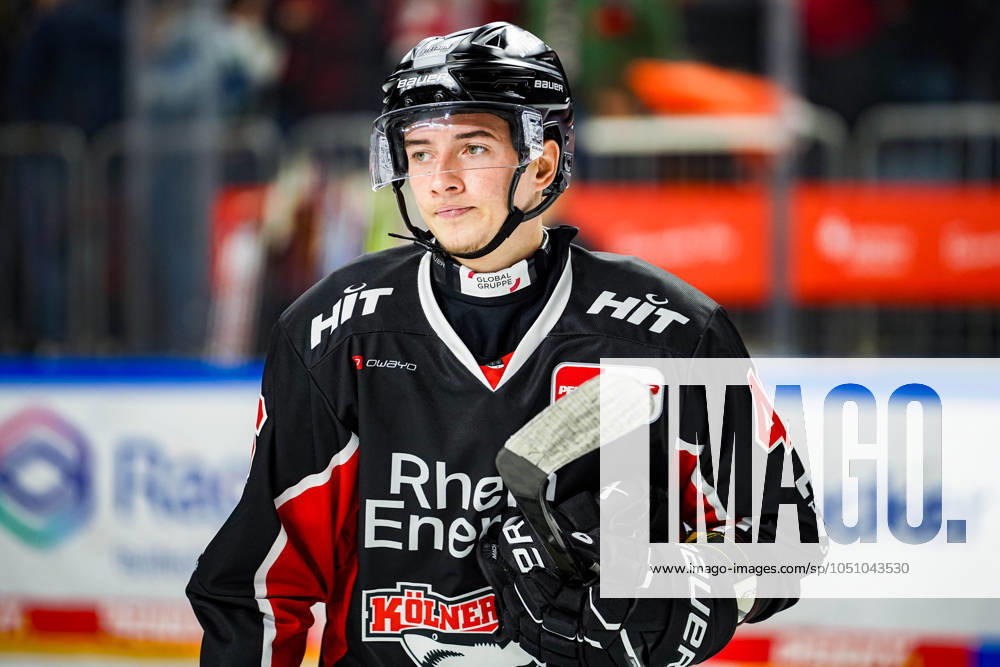 Eishockey Penny-DEL 3.Spieltag Kölner Haie - Nürnberg Ice Tigers am 27.09.2024 in der Lanxess Arena in Köln Trauriges Gesicht nach der unnötigen Niederlage bei Youngster Kevin Niedenz ( Köln ) Gemäß den Vorgaben der DEL Deutsche Eishockey Liga ist die Publikation und Weiterverwertung der Aufnahmen in elektronischen Medien und Endgeräten aller Art während des laufenden Spiels nicht zulässig.