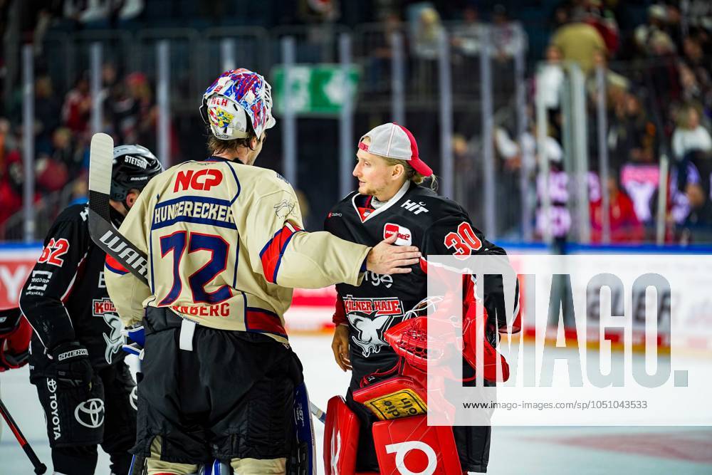 Eishockey Penny-DEL 3.Spieltag Kölner Haie - Nürnberg Ice Tigers am 27.09.2024 in der Lanxess Arena in Köln Leon Hungerecker ( Nürnberg ), links - und Mirko Pantkowski ( Köln ), rechts - klatschen sich nach dem Spiel ab Gemäß den Vorgaben der DEL Deutsche Eishockey Liga ist die Publikation und Weiterverwertung der Aufnahmen in elektronischen Medien und Endgeräten aller Art während des laufenden Spiels nicht zulässig.