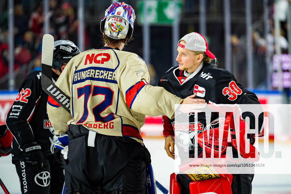 Eishockey Penny-DEL 3.Spieltag Kölner Haie - Nürnberg Ice Tigers am 27.09.2024 in der Lanxess Arena in Köln Leon Hungerecker ( Nürnberg ), links - und Mirko Pantkowski ( Köln ), rechts - klatschen sich nach dem Spiel ab Gemäß den Vorgaben der DEL Deutsche Eishockey Liga ist die Publikation und Weiterverwertung der Aufnahmen in elektronischen Medien und Endgeräten aller Art während des laufenden Spiels nicht zulässig.