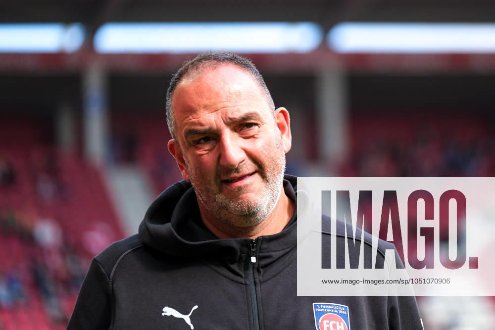 Frank Schmidt (FC Heidenheim, Chef-Trainer) vor dem Spiel, GER, 1. FSV Mainz 05 vs. 1. FC Heidenheim, Fussball, 1. Bundesliga, 5. Spieltag, Saison 2024 2025, 28.09.2024. DFL REGULATIONS PROHIBIT ANY USE OF PHOTOGRAPHS as IMAGE SEQUENCES and or QUASI-VIDEO. GER, 1. FSV Mainz 05 vs. 1. FC Heidenheim, Fussball, 1. Bundesliga, 5. Spieltag, Saison 2024 2025, 28.09.2024. Mainz