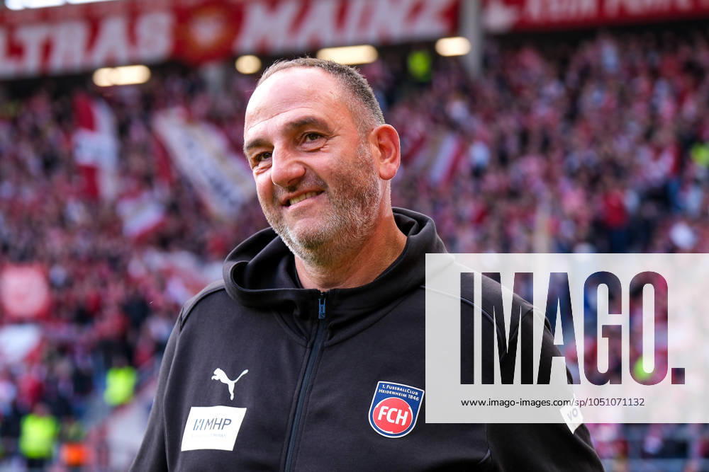 Frank Schmidt (FC Heidenheim, Chef-Trainer) vor dem Spiel, GER, 1. FSV Mainz 05 vs. 1. FC Heidenheim, Fussball, 1. Bundesliga, 5. Spieltag, Saison 2024 2025, 28.09.2024. DFL REGULATIONS PROHIBIT ANY USE OF PHOTOGRAPHS as IMAGE SEQUENCES and or QUASI-VIDEO. GER, 1. FSV Mainz 05 vs. 1. FC Heidenheim, Fussball, 1. Bundesliga, 5. Spieltag, Saison 2024 2025, 28.09.2024. Mainz