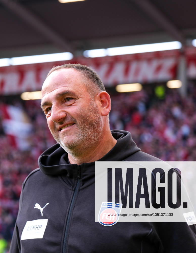 Frank Schmidt (FC Heidenheim, Chef-Trainer) vor dem Spiel, GER, 1. FSV Mainz 05 vs. 1. FC Heidenheim, Fussball, 1. Bundesliga, 5. Spieltag, Saison 2024 2025, 28.09.2024. DFL REGULATIONS PROHIBIT ANY USE OF PHOTOGRAPHS as IMAGE SEQUENCES and or QUASI-VIDEO. GER, 1. FSV Mainz 05 vs. 1. FC Heidenheim, Fussball, 1. Bundesliga, 5. Spieltag, Saison 2024 2025, 28.09.2024. Mainz
