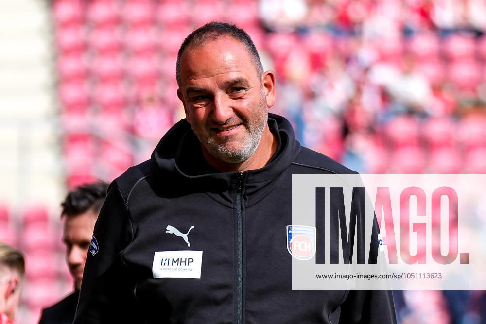 Frank Schmidt (FC Heidenheim, Chef-Trainer) vor dem Spiel, GER, 1. FSV Mainz 05 vs. 1. FC Heidenheim, Fussball, 1. Bundesliga, 5. Spieltag, Saison 2024 2025, 28.09.2024. DFL REGULATIONS PROHIBIT ANY USE OF PHOTOGRAPHS as IMAGE SEQUENCES and or QUASI-VIDEO. GER, 1. FSV Mainz 05 vs. 1. FC Heidenheim, Fussball, 1. Bundesliga, 5. Spieltag, Saison 2024 2025, 28.09.2024. Mainz