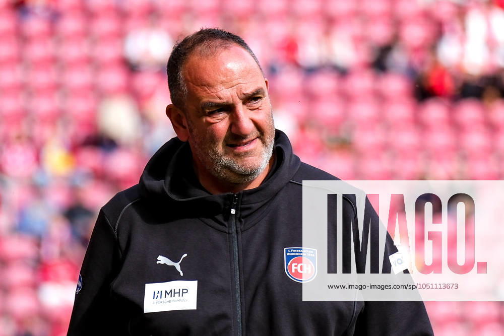 Frank Schmidt (FC Heidenheim, Chef-Trainer) vor dem Spiel, GER, 1. FSV Mainz 05 vs. 1. FC Heidenheim, Fussball, 1. Bundesliga, 5. Spieltag, Saison 2024 2025, 28.09.2024. DFL REGULATIONS PROHIBIT ANY USE OF PHOTOGRAPHS as IMAGE SEQUENCES and or QUASI-VIDEO. GER, 1. FSV Mainz 05 vs. 1. FC Heidenheim, Fussball, 1. Bundesliga, 5. Spieltag, Saison 2024 2025, 28.09.2024. Mainz