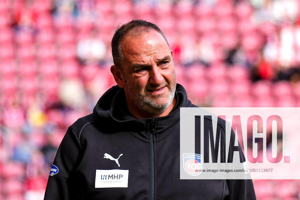 Frank Schmidt (FC Heidenheim, Chef-Trainer) vor dem Spiel, GER, 1. FSV Mainz 05 vs. 1. FC Heidenheim, Fussball, 1. Bundesliga, 5. Spieltag, Saison 2024 2025, 28.09.2024. DFL REGULATIONS PROHIBIT ANY USE OF PHOTOGRAPHS as IMAGE SEQUENCES and or QUASI-VIDEO. GER, 1. FSV Mainz 05 vs. 1. FC Heidenheim, Fussball, 1. Bundesliga, 5. Spieltag, Saison 2024 2025, 28.09.2024. Mainz