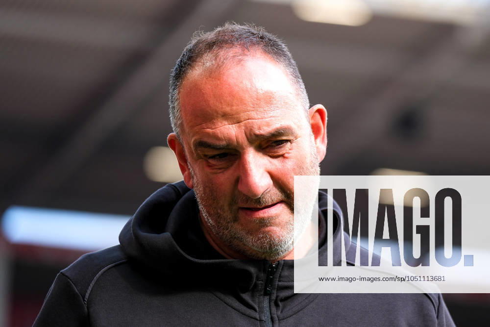 Frank Schmidt (FC Heidenheim, Chef-Trainer) vor dem Spiel, GER, 1. FSV Mainz 05 vs. 1. FC Heidenheim, Fussball, 1. Bundesliga, 5. Spieltag, Saison 2024 2025, 28.09.2024. DFL REGULATIONS PROHIBIT ANY USE OF PHOTOGRAPHS as IMAGE SEQUENCES and or QUASI-VIDEO. GER, 1. FSV Mainz 05 vs. 1. FC Heidenheim, Fussball, 1. Bundesliga, 5. Spieltag, Saison 2024 2025, 28.09.2024. Mainz