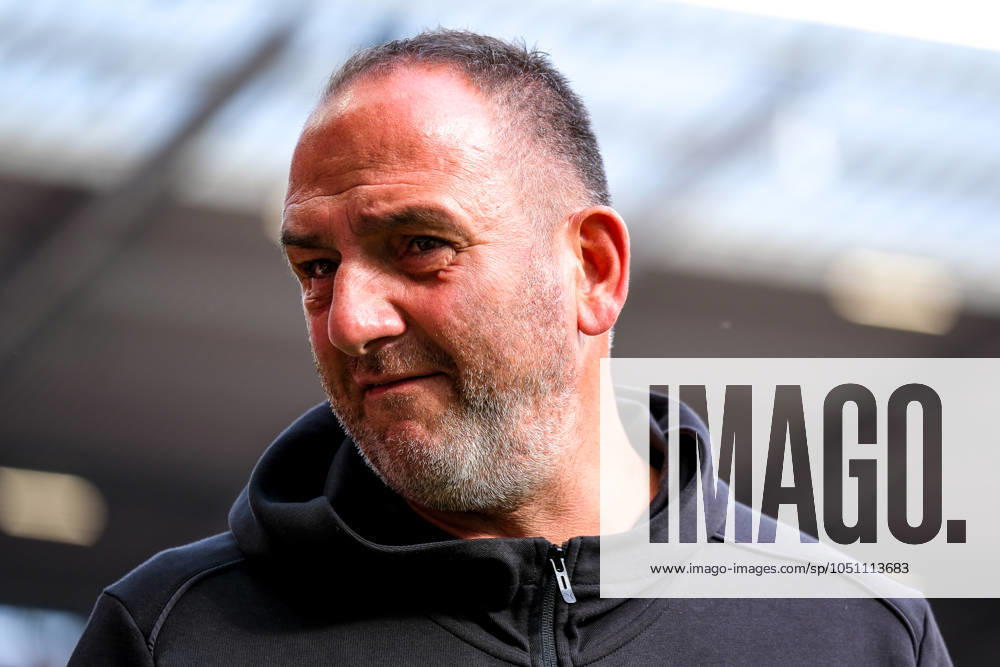 Frank Schmidt (FC Heidenheim, Chef-Trainer) vor dem Spiel, GER, 1. FSV Mainz 05 vs. 1. FC Heidenheim, Fussball, 1. Bundesliga, 5. Spieltag, Saison 2024 2025, 28.09.2024. DFL REGULATIONS PROHIBIT ANY USE OF PHOTOGRAPHS as IMAGE SEQUENCES and or QUASI-VIDEO. GER, 1. FSV Mainz 05 vs. 1. FC Heidenheim, Fussball, 1. Bundesliga, 5. Spieltag, Saison 2024 2025, 28.09.2024. Mainz