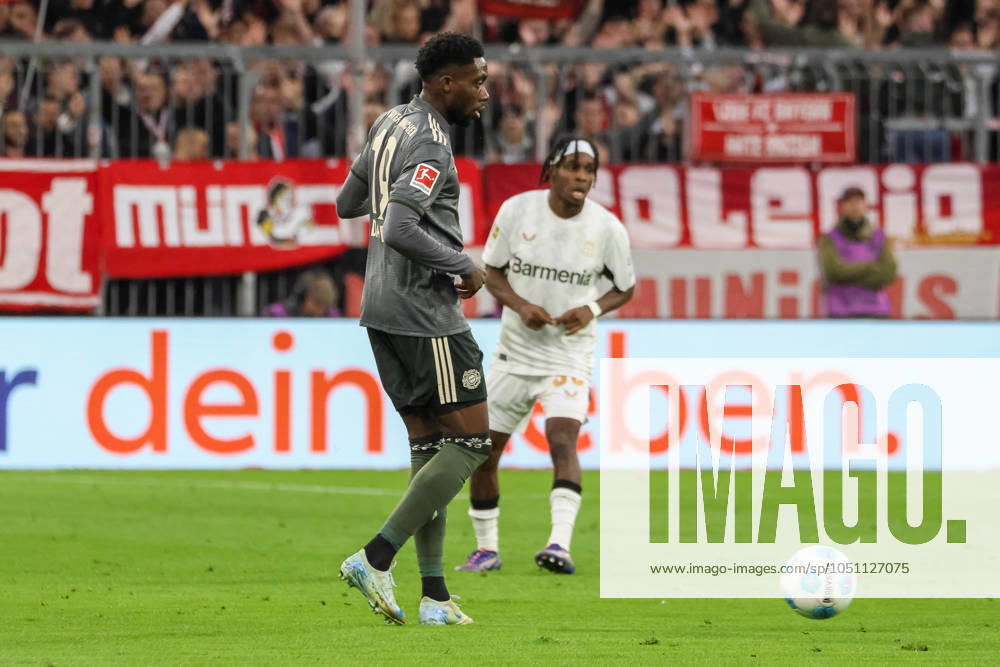 Alphonso Davies (FC Bayern Muenchen, 19) mit Ball, FC Bayern Muenchen vs. Bayer 04 Leverkusen , Fussball, Bundesliga, 5. Spieltag, Saison 24 25, 28.09.2024, DFL REGULATIONS PROHIBIT ANY USE OF PHOTOGRAPHS AS IMAGE SEQUENCES, FC Bayern Muenchen vs. Bayer 04 Leverkusen , Fussball, Bundesliga, 5. Spieltag, Saison 24 25, 28.09.2024 Muenchen