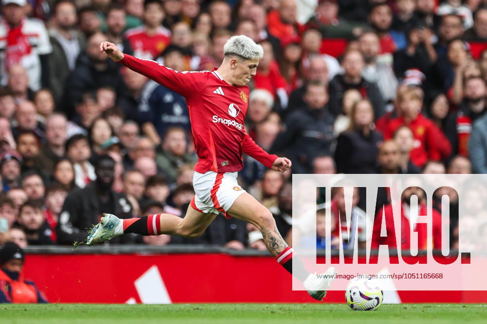 Premier League Manchester United, ManU v Tottenham Hotspur Alejandro Garnacho of Manchester United crosses the ball during the Premier League match Manchester United vs Tottenham Hotspur at Old Trafford, Manchester, United Kingdom, 29th September 2024 (Photo by Mark Cosgrove News Images)