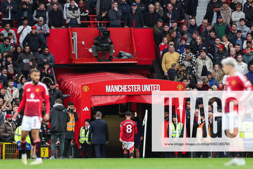 Premier League Manchester United, ManU v Tottenham Hotspur Bruno Fernandes of Manchester United leaves the field after a red card from Referee Chris Kavanagh during the Premier League match Manchester United vs Tottenham Hotspur at Old Trafford, Manchester, United Kingdom, 29th September 2024 (Photo by Mark Cosgrove News Images)